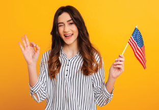 mujer con bandera estados unidos