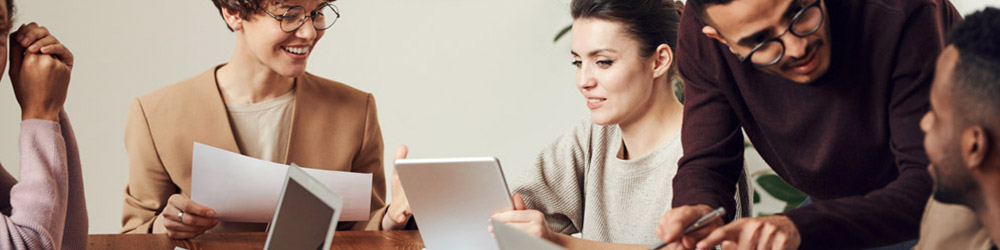 Persona reunidas trabajando