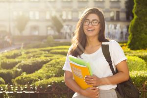 Estudiante en campus universitario.