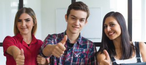 Tres estudiantes universitarios.