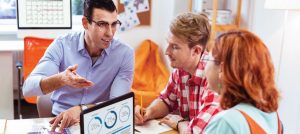 Cibereducación: investigadores en una mesa.