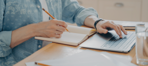Mano escribiendo sobre un cuaderno