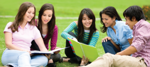 Jóvenes sentados en la manga