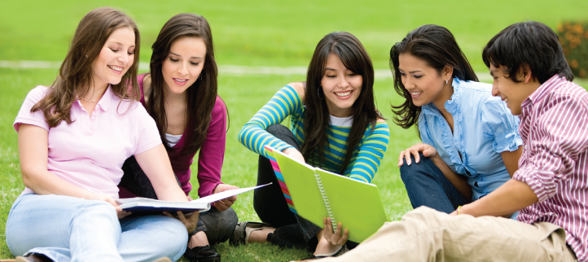 Jóvenes sentados en la manga