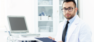 Investigador con traje formal.