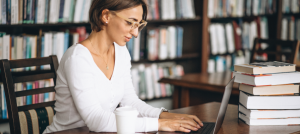 Investigadora escribiendo en equipo portátil.
