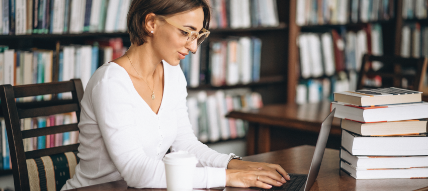 Investigadora escribiendo en equipo portátil.