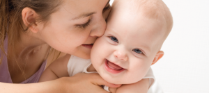 Madre e hijo sonriendo