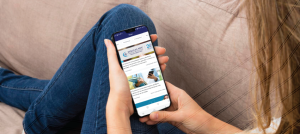 Mujer interactuando con la APP de la UCN