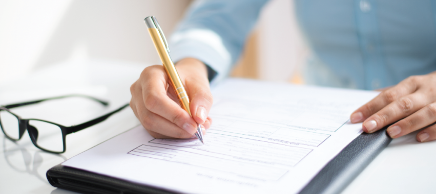 Funcionario diligenciando una documentación.