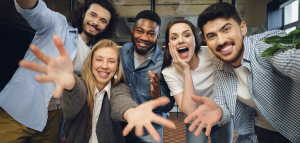 Grupo de personas celebrando