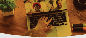 Dos personas proyectadas en la pantalla de un equipo portátil.