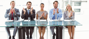 Grupo de personas en una mesa.