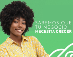 Mujer afrodescendiente promocionando ideas de negocio.