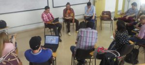 Mesa redonda conformado por un grupo de investigadores.