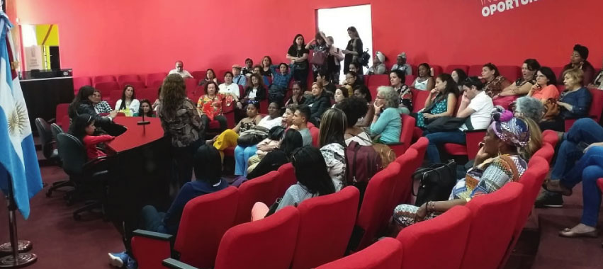 Grupo de personas en un teatro.