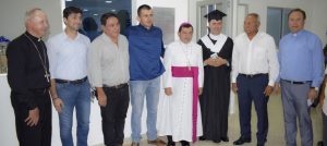 Obispo de la Diócesis de Santa Rosa de Osos, rector UCN y otro grupo de personas en CSE Caucasia, Antioquia.