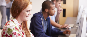 Personas con sus miradas hacia la pantalla de un computador.