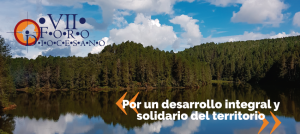 Paisaje de embalse y pinos donde el cielo se refleja en el espejo de agua.