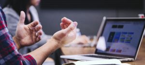 Computador portátil sobre mesa.