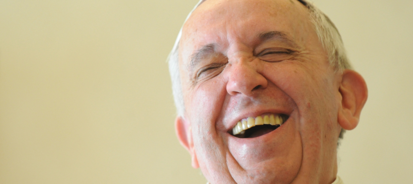 Papa Francisco riéndose.