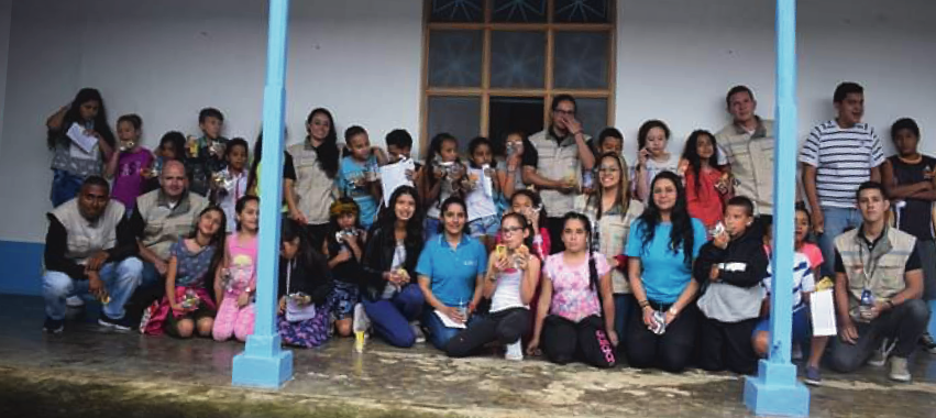 Niños y profesionales del programa Presión Migratoria.
