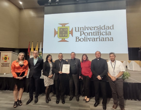 Grupo de directivos de la UCN en el reconocimiento que le hace la UPB a la Institución.