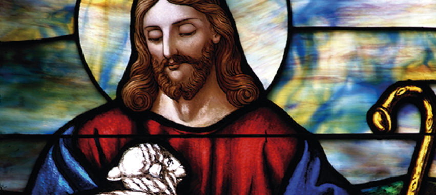 Vitral de Jesús sosteniendo una oveja.