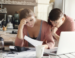 Pareja de jóvenes preocupados.