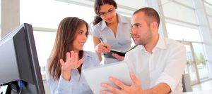 Personas estudiando la especialización