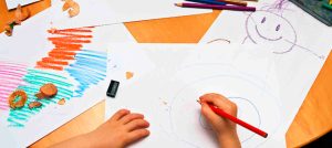 Pedagogía del Humor, Niños escribiendo en hojas de papel