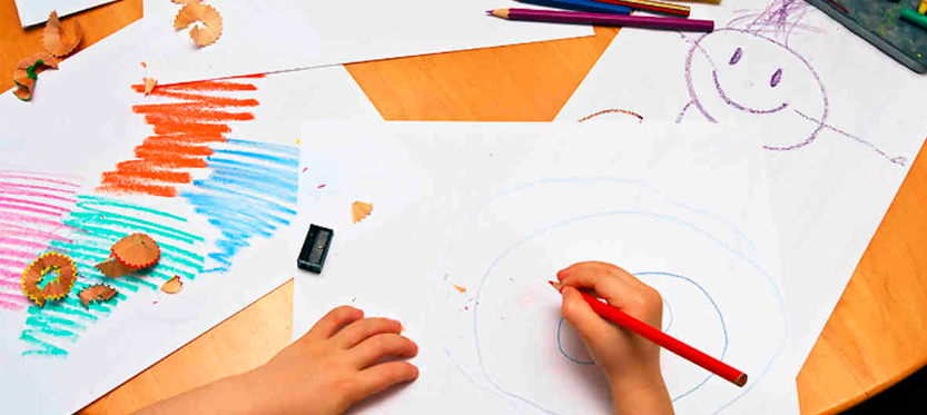 Pedagogía del Humor, Niños escribiendo en hojas de papel