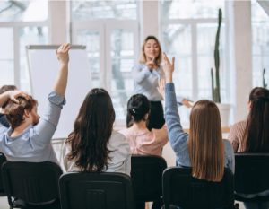 Personas participando en un simposio.