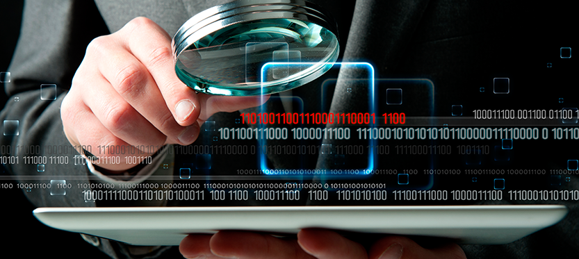 Persona con una lupa en la mano