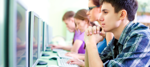 Estudiantes frente a computador