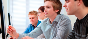 Jóvenes frente a computadores