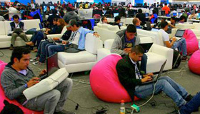 en la imagen se ven jovenes en sillas estudiando