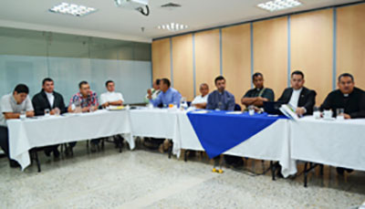 En la imagen se ven los visitantes de la vicaría la inmaculada reunidos con los directivos de la ucn