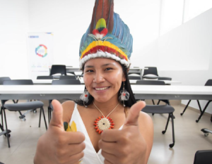 Mujer indígena en un aula de clases.