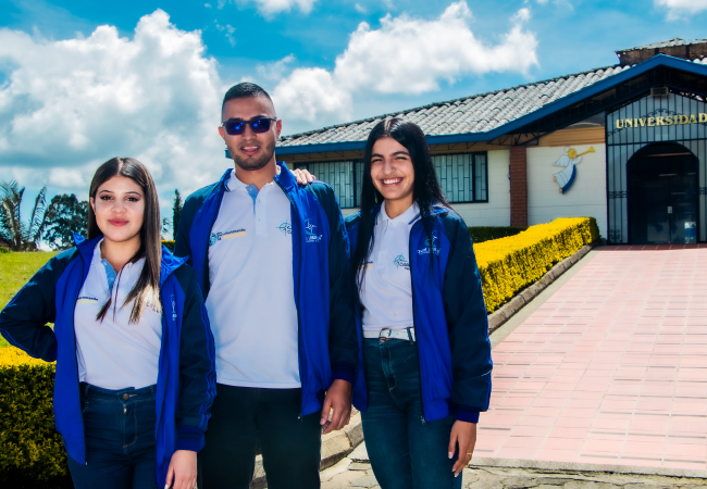 Tres personas en el campus universitario de la Fundación Universitaria Católica el Norte