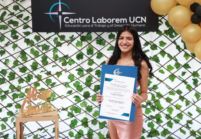 Una aprendiz del Centro Laborem con su certificación técnica