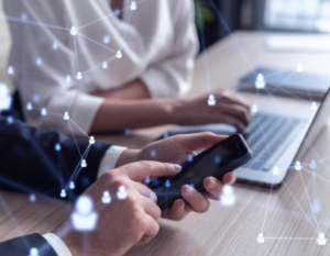 Personas en una oficina utilizando dispositivo digital.