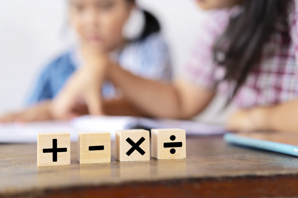 Cubos con signos matemáticos sobre una mesa.