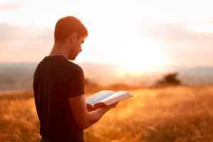 Hombre leyendo la Biblia al aire libre
