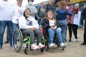 Dos estudiantes en sillas de ruedas.