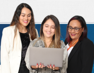 Tres mujeres observando la pantalla de un computador portátil