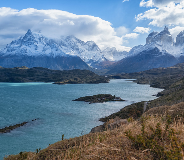 Paisaje con el lago del Pehoe en el parque nacional Torres del Paine, Patagonia, Chile.