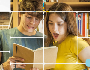 Dos personas leyendo un libro.