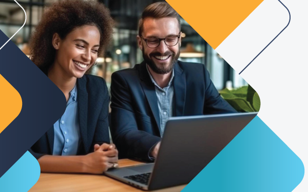 Personas trabajando en una computadora.