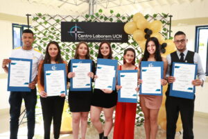 Grupo de estudiantes con certificado del Centro Laborem